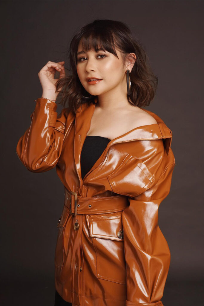 Photoshoot Foto Studio Prilly Latuconsina Jaket Latex Mewah