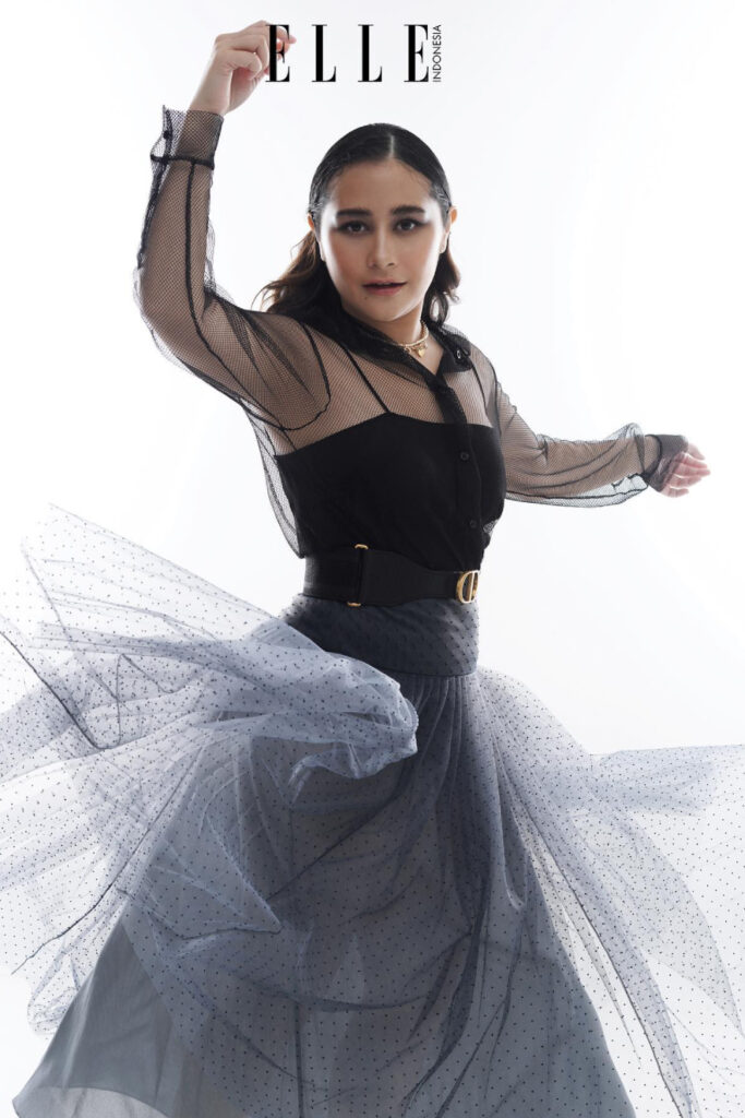 Photoshoot Foto Studi Prilly Latuconsina Pose nari