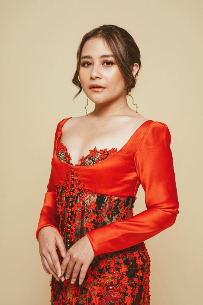 Photoshoot Foto Studio Prilly Latuconsina Red dress seksi