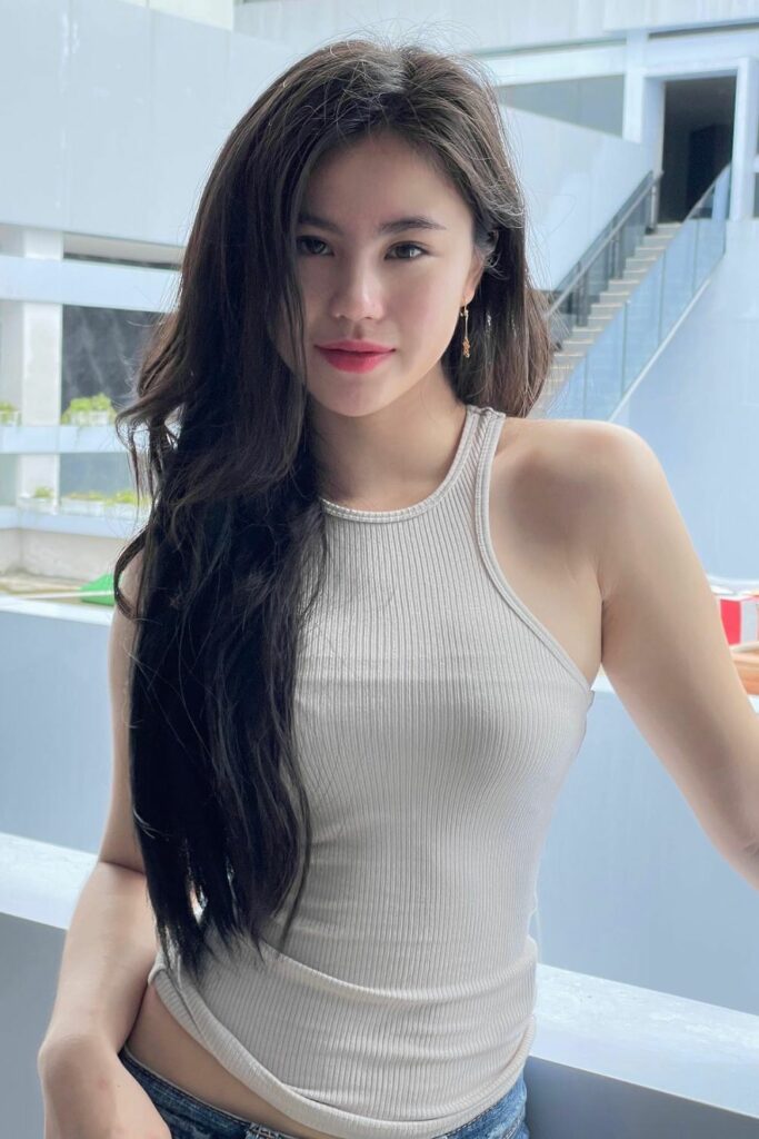 Zoe Levana tanktop Putih Tocil Bibir seksi