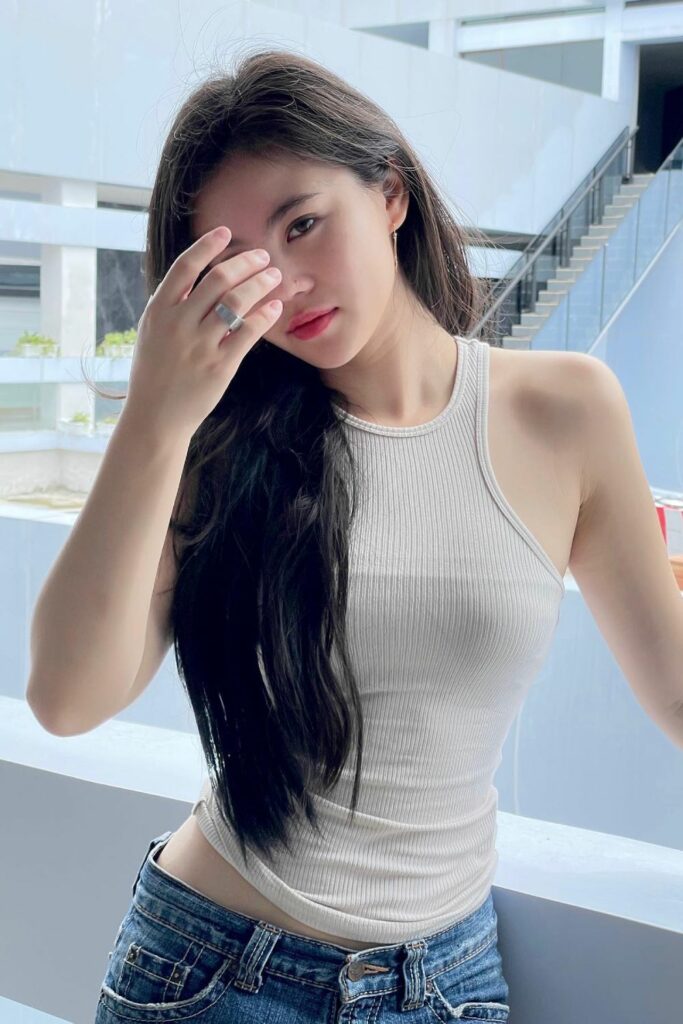 Zoe Levana tanktop Putih Tocil Pinggung Hot