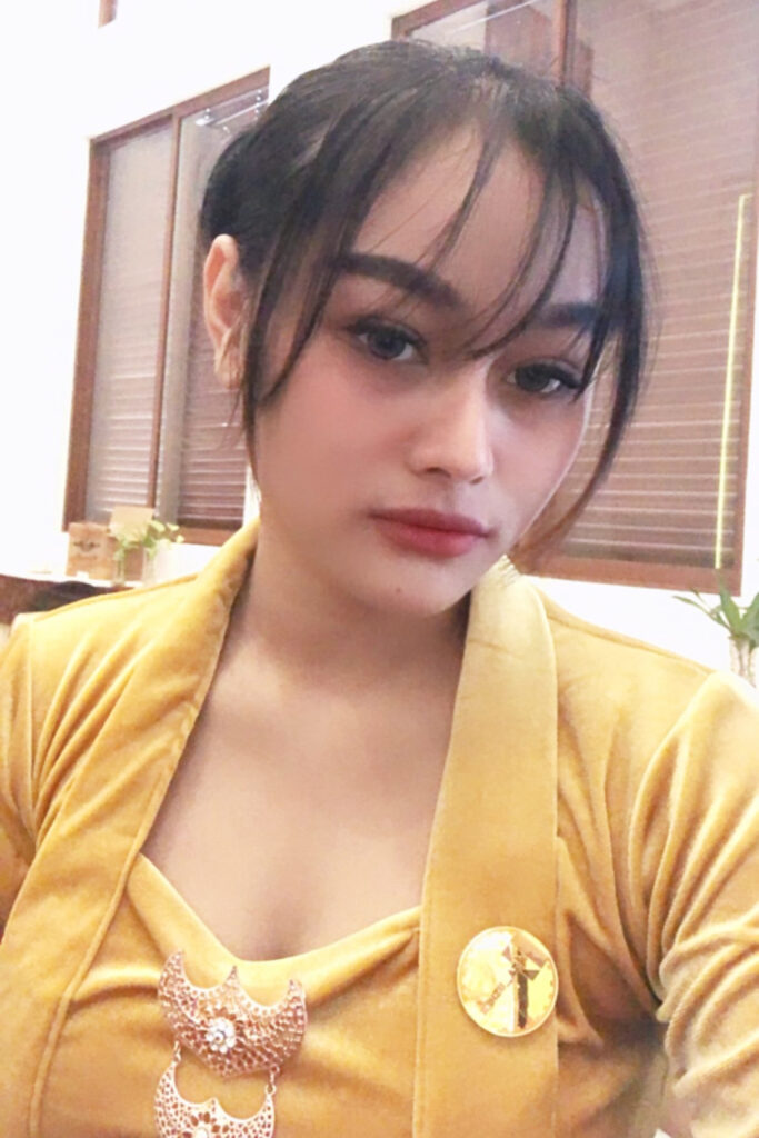 Ai Lailatu Romdon IGO Seksi Kebaya radisional Bali