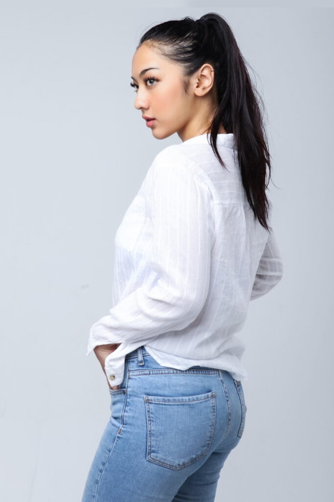 Celana Jeans Ketat Anindita Hidayat Side Pose