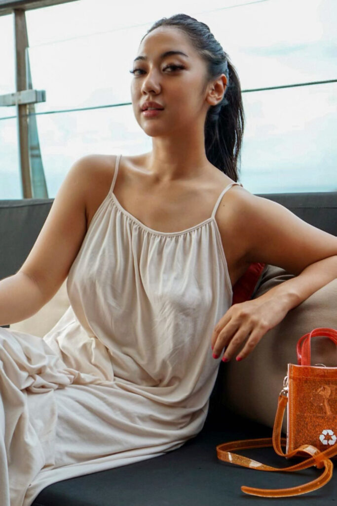 Dress Warna Nude dan Earthy Anindita Hidayat Tidak pakai BH