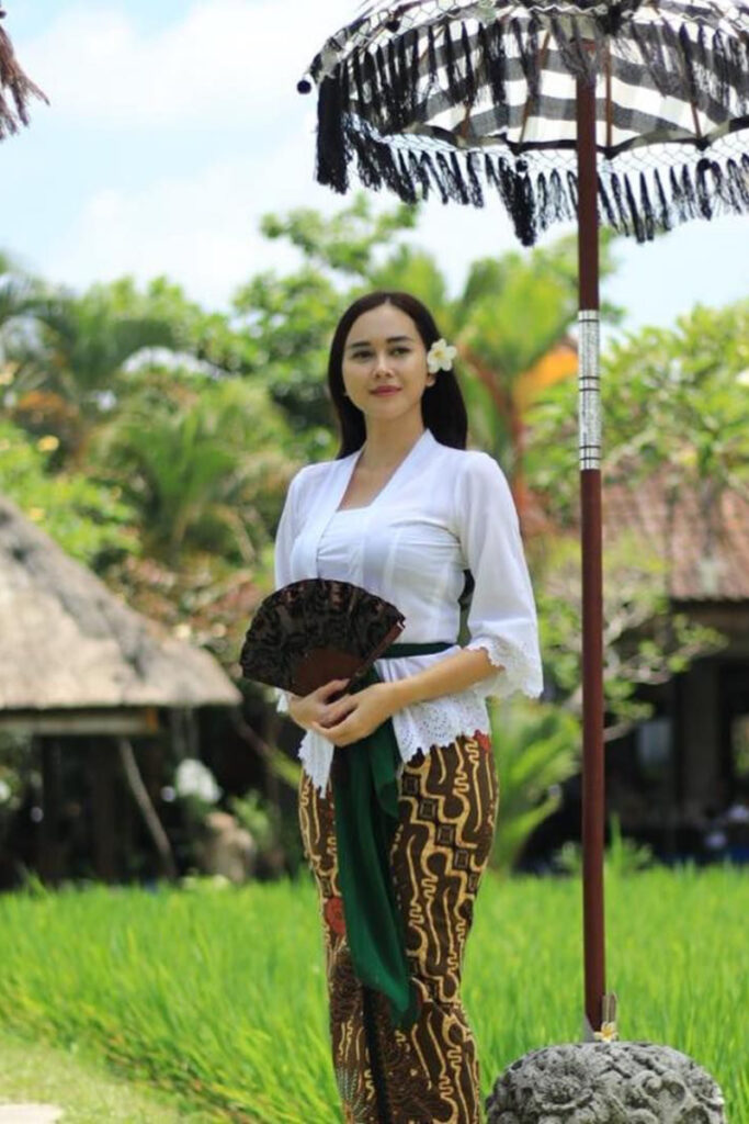 Gadis Desa Aura Kasih Sarung Batik