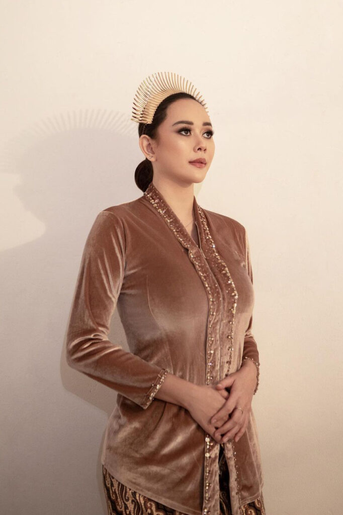 Kebaya Nude Aura KAsih Jadi Ratu