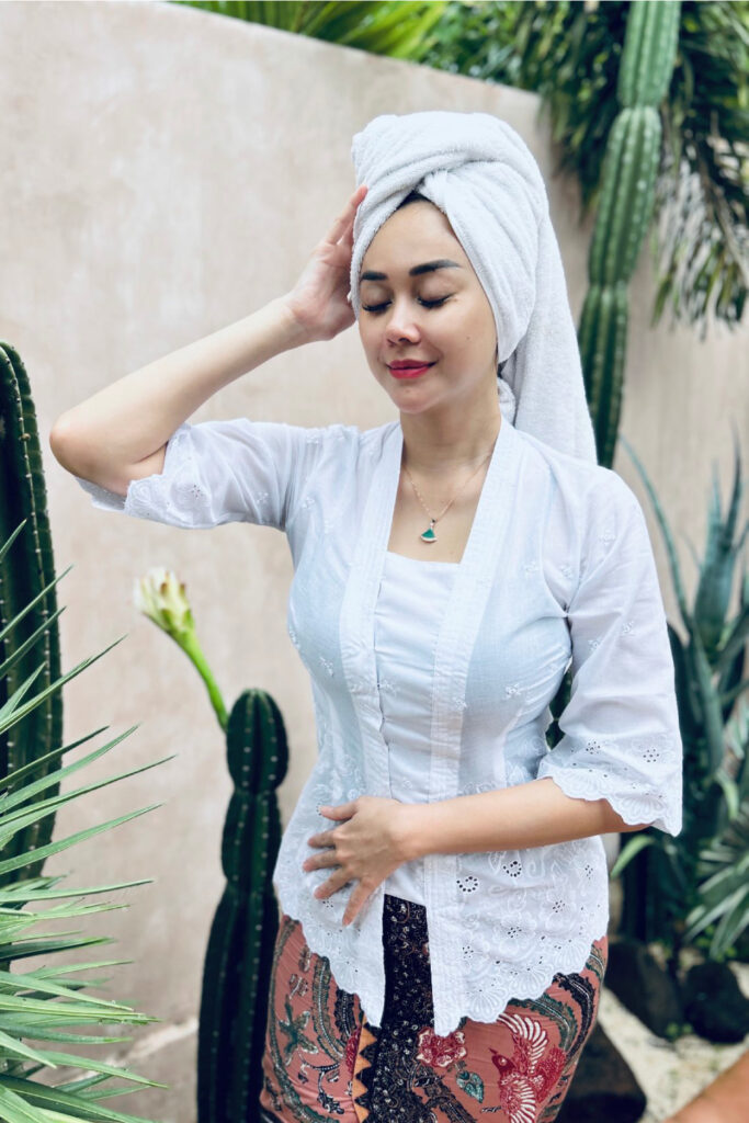 Kebaya Putih Aura Kasih Rambut Basah Pakai Handuk