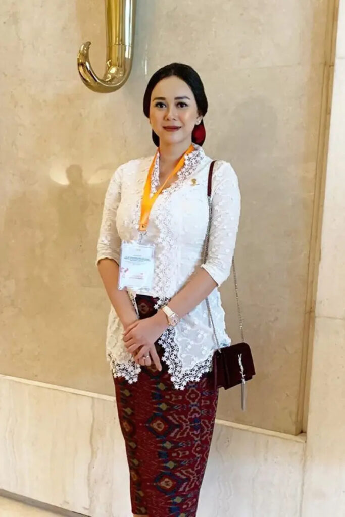 Kebaya Putih Ketat Aura KAsih Sarung BAtik Mirip Pramugari