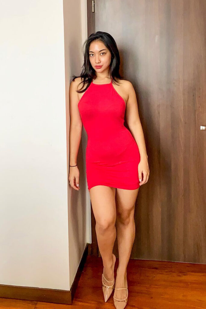 Red Dress Sensual Anindita Hidayat Kaki Jenjang Paha Mulus