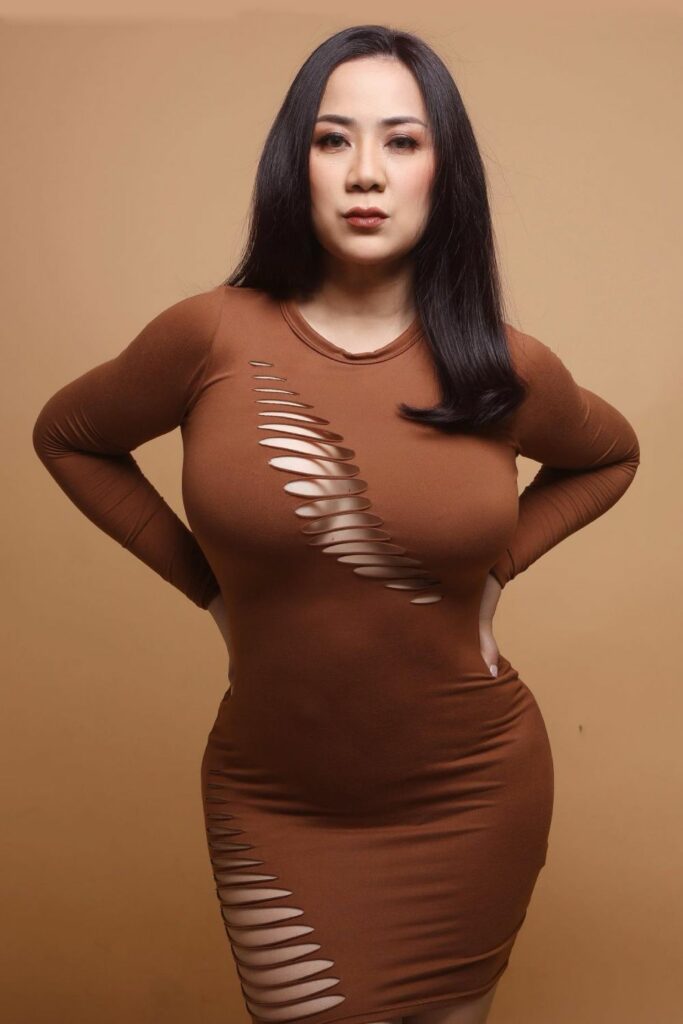 STW Tante Ernie Photoshoot seksi Belahan Dada