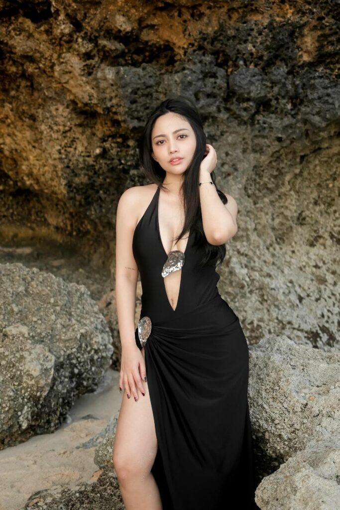 Seksi Black Dress Rachel Vennya BElahan dada seksi