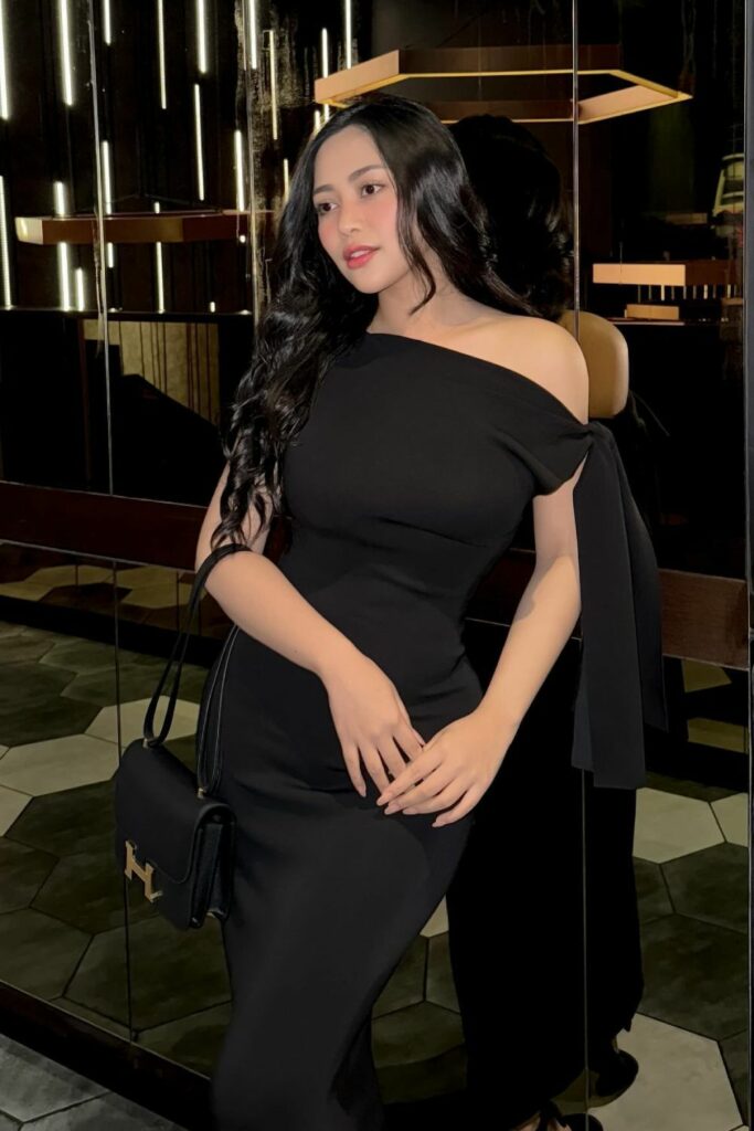 Seksi Black Dress Rachel Vennya Belahan dada indah