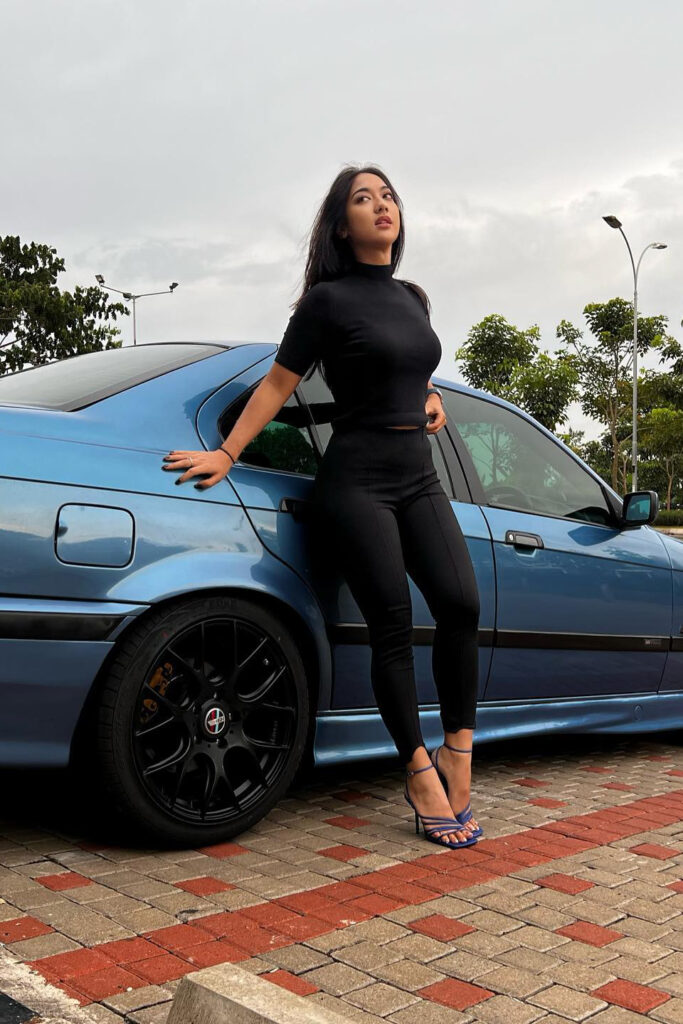 Sexy Women In Black OOTD Anindita Hidayat Pose jinjit Legging Hitam