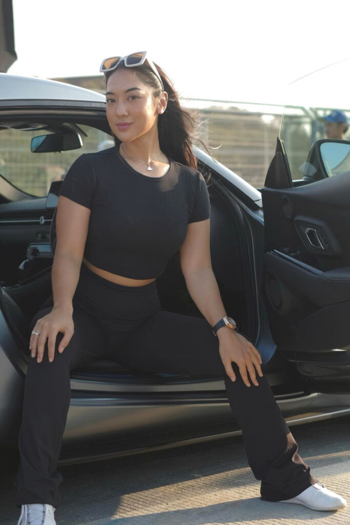 Sexy Women In Black OOTD Anindita Hidayat Pose ngangkang di mobil