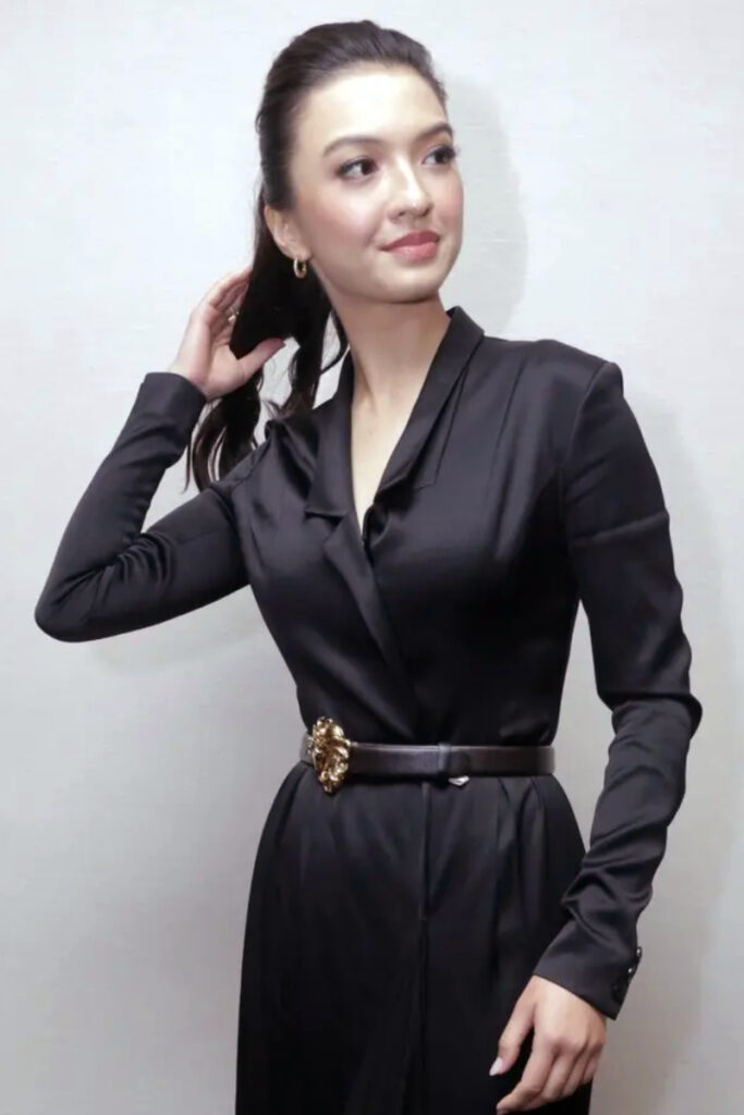 Foto Seksi Raline Shah Black Suite Artis Hot Ikat Rambut