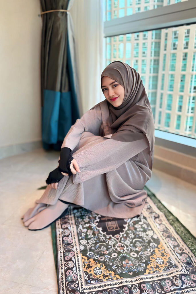 Happy Asmara Religi Biduan Hijab Manis Cantik Duduk manis