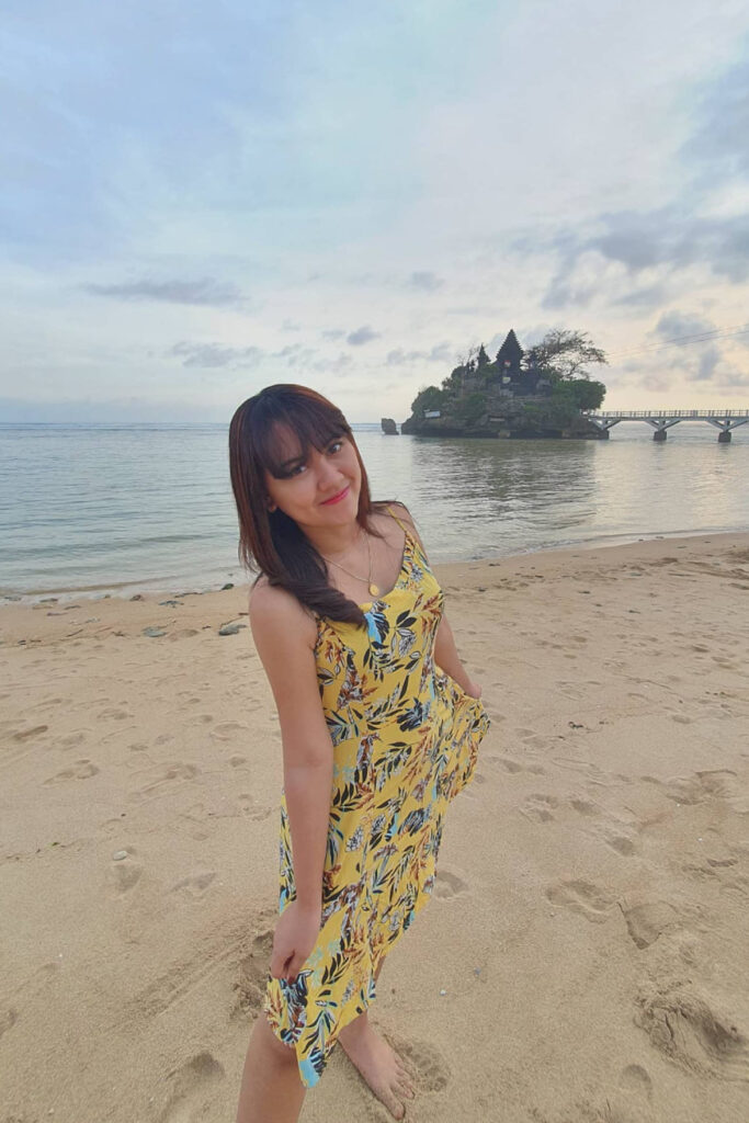 Happy Asmara Seksi Daster Kuning di Pantai