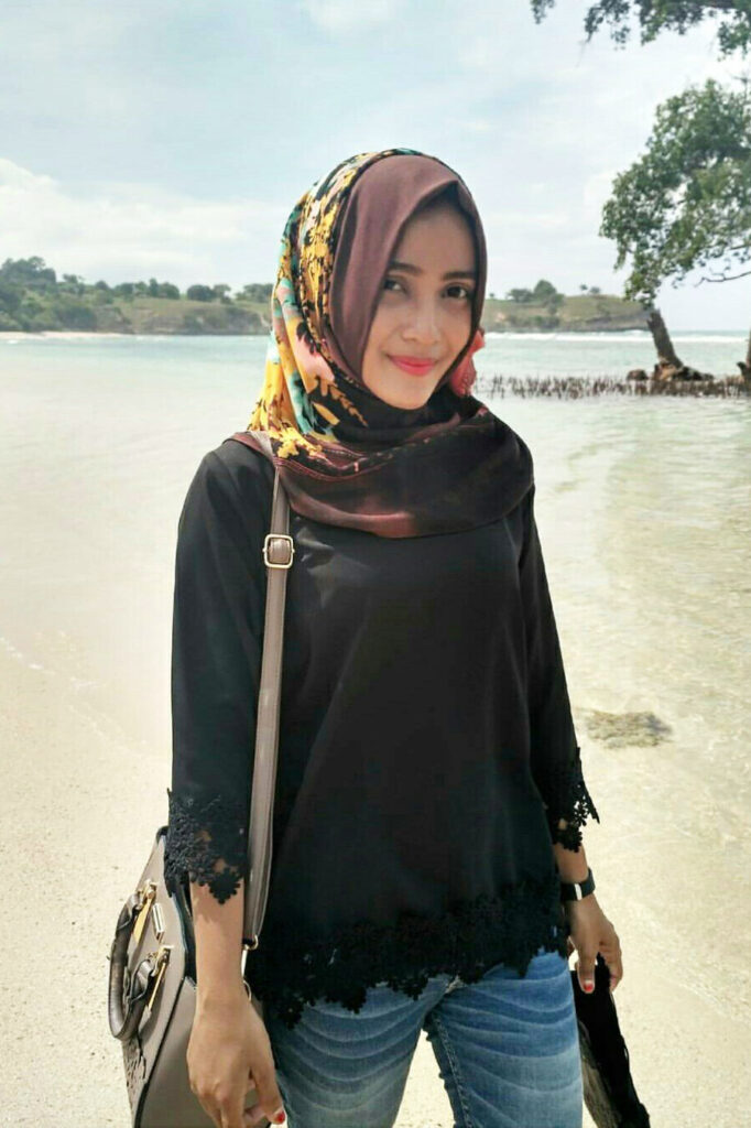 Janda manis celana jeans manis selfie manis di pinggri pantai