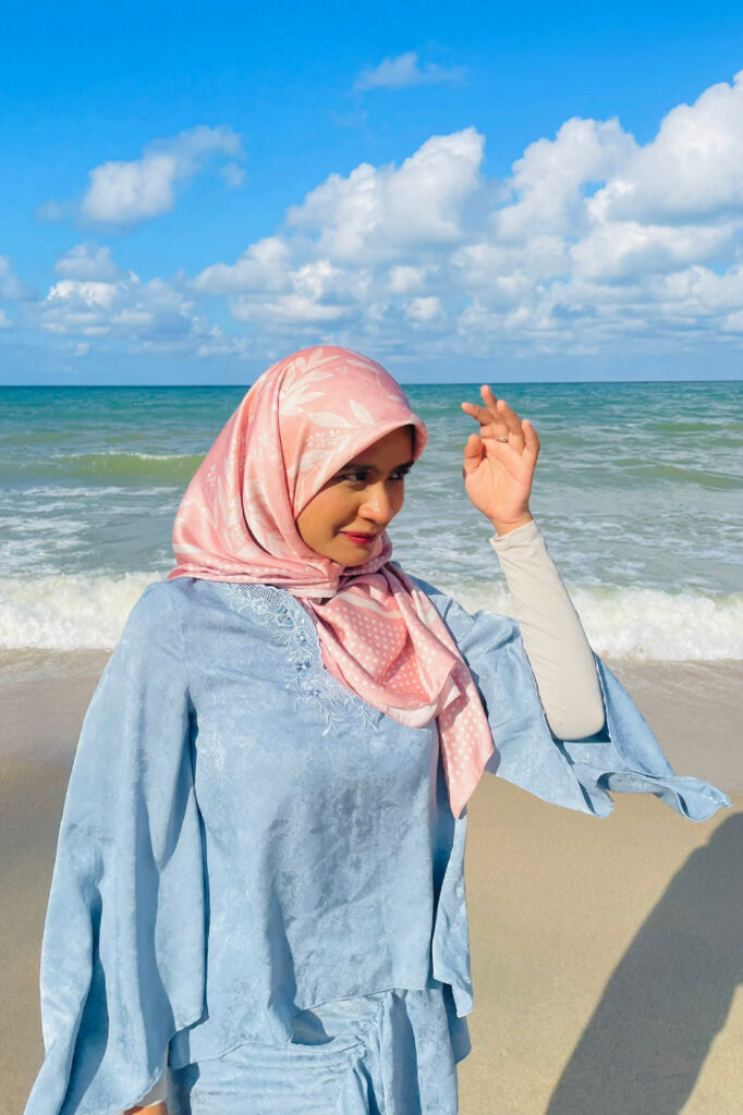 Nur Sya meera cewek hijab manis malaysia foto di pinggir pantai