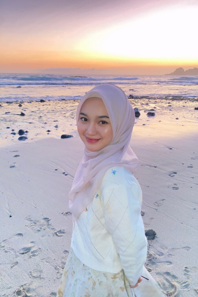 Senyum manis cewek imut Gadis Hijab Pantai