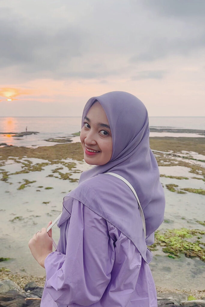 Tiara Aviansya selfie manis pose backpose dipinggri pantai