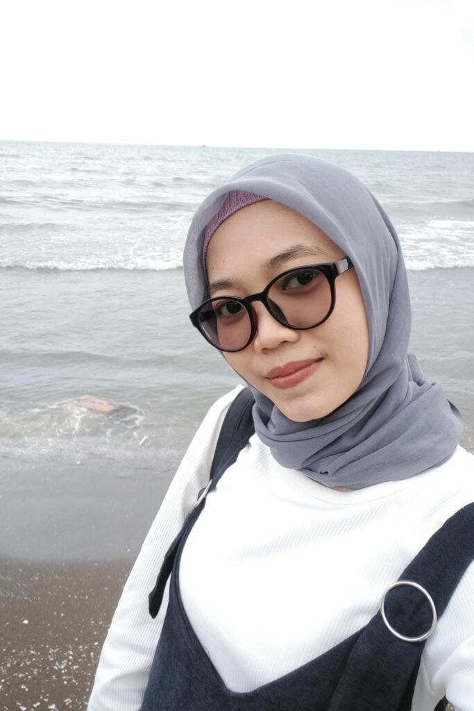 Ummul Athfiyh CEwel Jilbab alis tebal alami manis selife di pinggri pantai