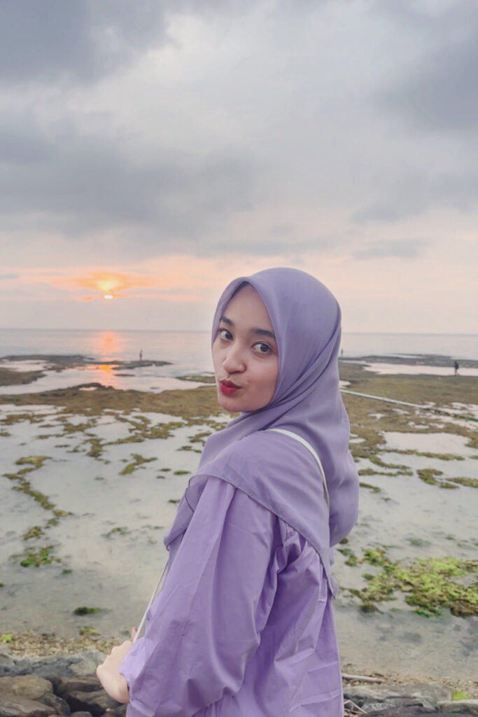 bibir manyun cewek manis selfie di pantai