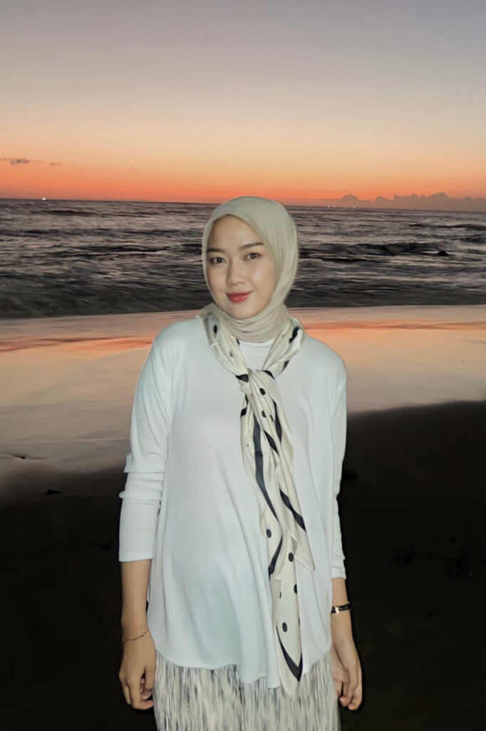 cewek hijab senja manis Di pinggir pantai