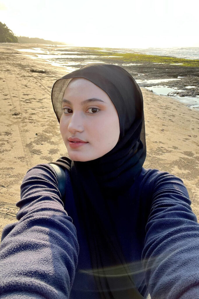 cewek hijab manis selife di pantai cewek Imut