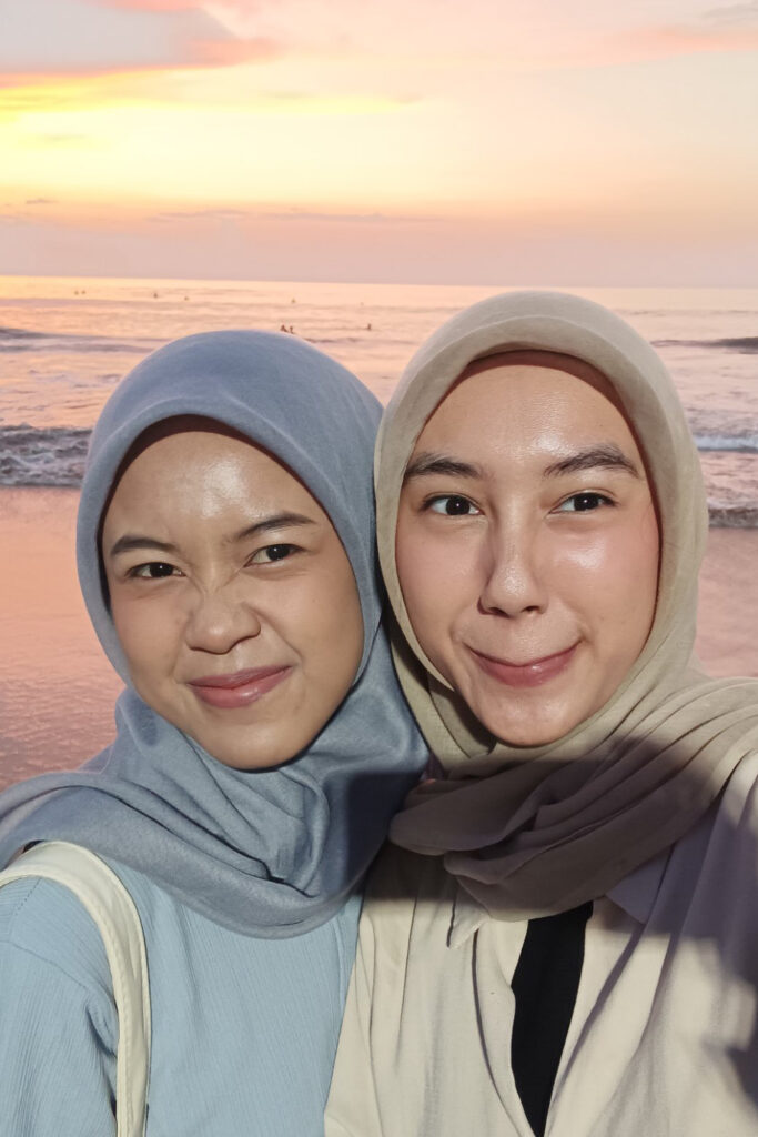 pose cewek imut selfie di pantai manis