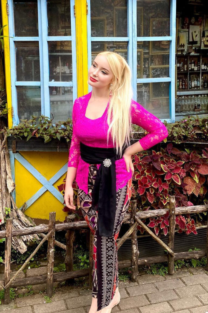 Dasha gartman - Barbie Bule Indonesia Kebaya Tradisional Blonde toge