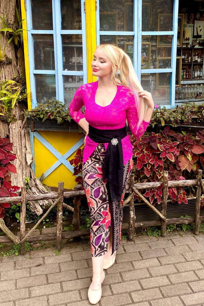 Dasha gartman - Barbie Bule Indonesia Kebaya Tradisional Sarung Batik Blonde Hot