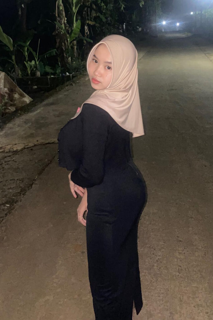 Elvira Lutfi Caliva Hijab Ketat Seksi Back Pose Pose Nungging