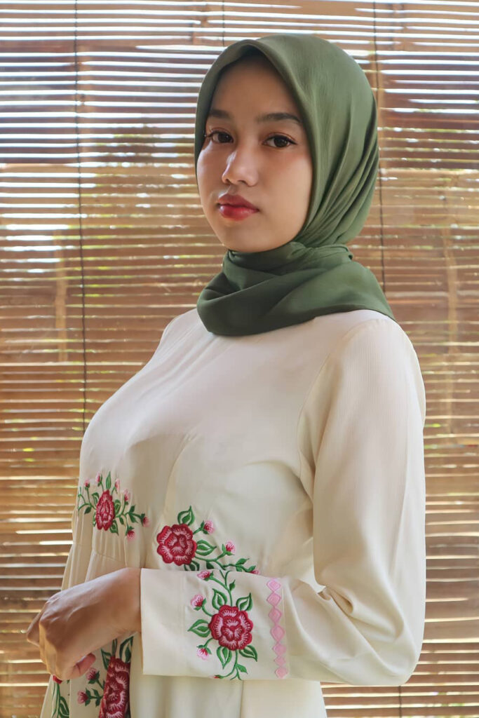 Elvira Lutfi Caliva Hijab Ketat Seksi Pose Busung Dada foto nikmat
