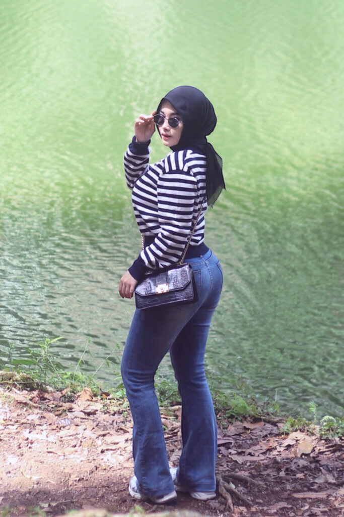 Foto Seksi Marfa Moela Jilbob backpose celana ketat