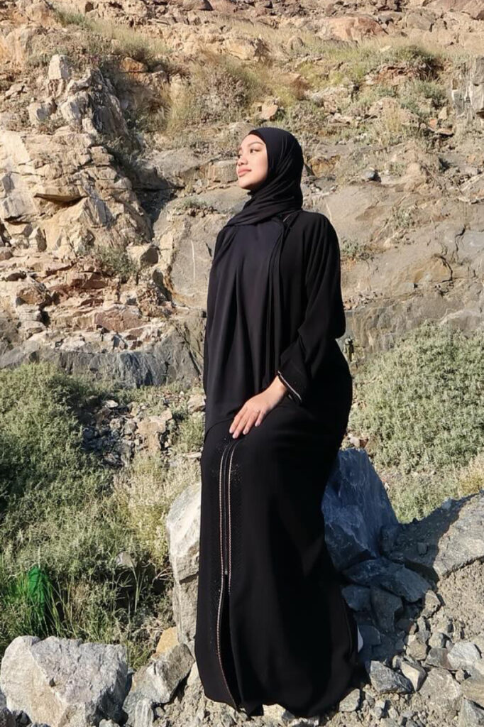 Narua Ayu Hijab Gamis Hitam Seksi