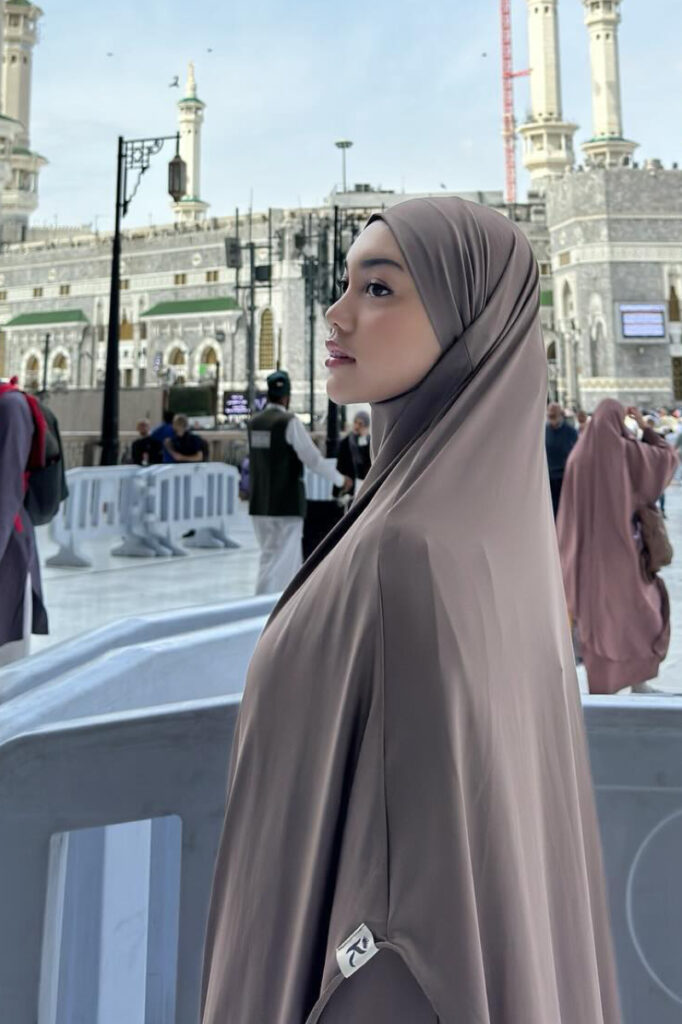 Narua Ayu Hijab Side Pose