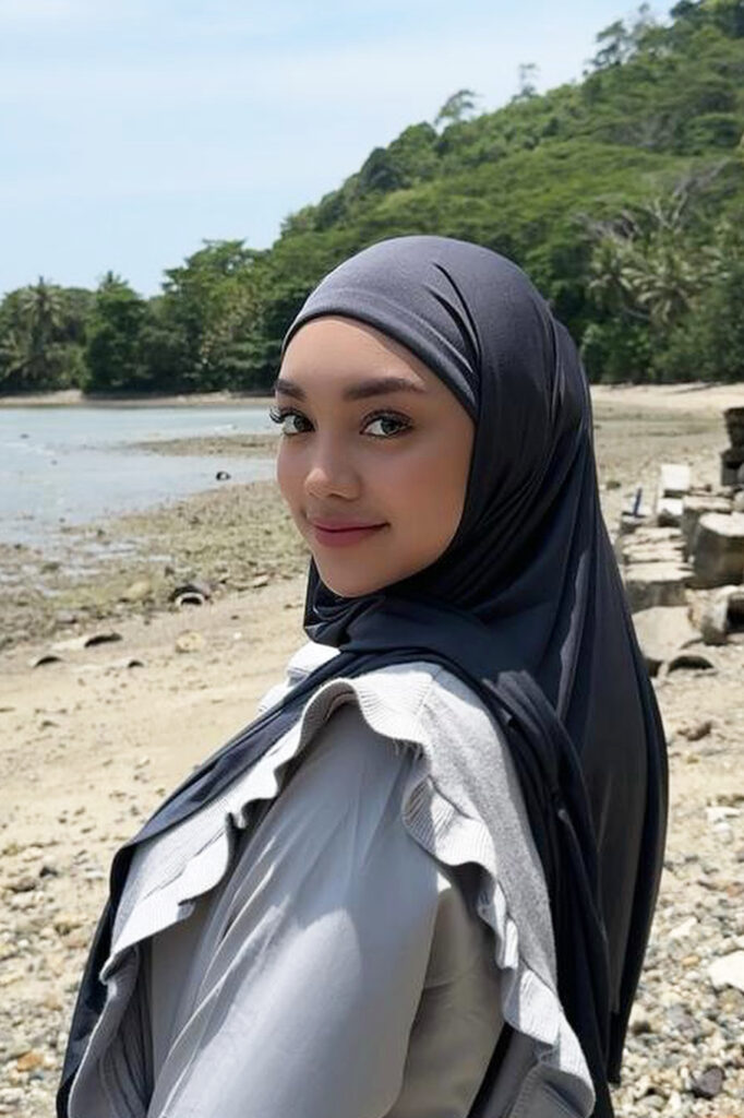 Narua Ayu Hijab Side pose pinggir pantai