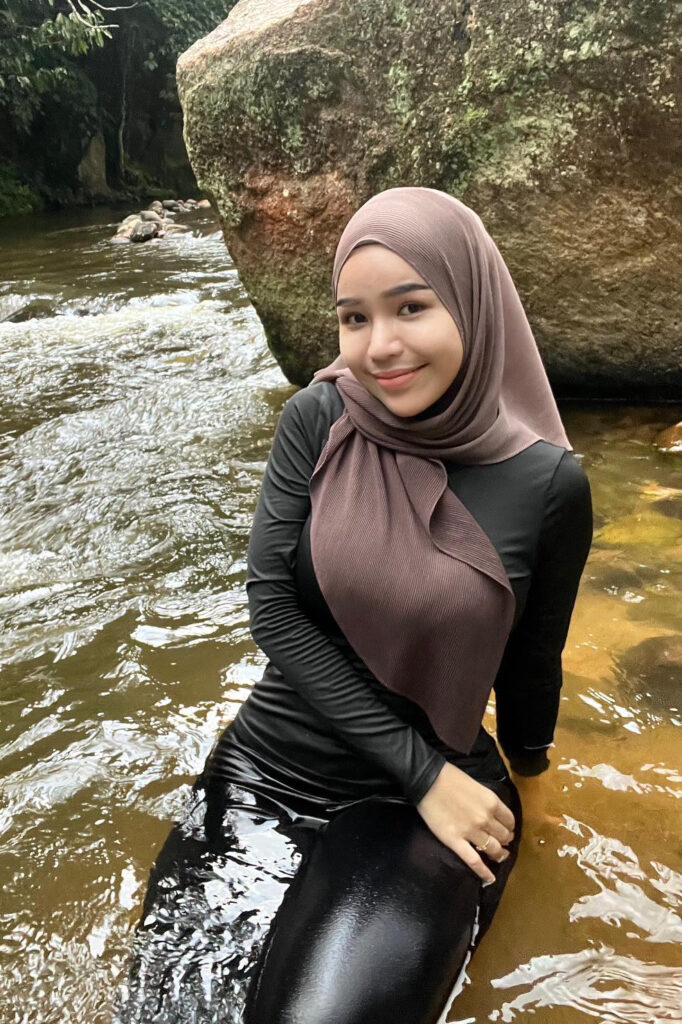 mia_razak9 Selebgram Mia Razak Malay Hijab Seksi Basah Main Iar