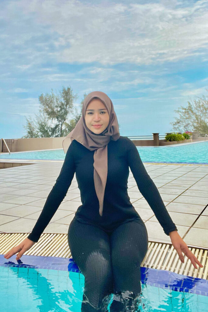 mia_razak9 Selebgram Mia Razak Malay Hijab Seksi Basha Kolam Renang