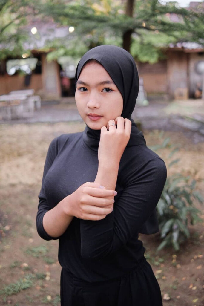 Foto Model Hijab Hitam Seksi