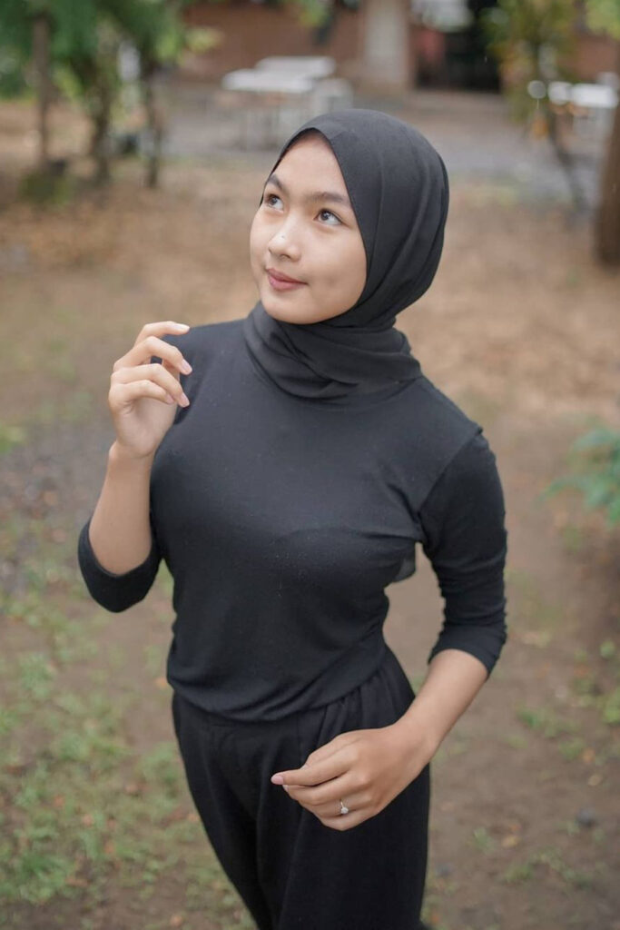 Foto Model Hijab Hitam Seksi BH Nyeplak