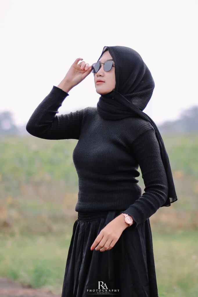 Foto Model Hijab Manis Shpae of Boobs Sweater RAjut hitam