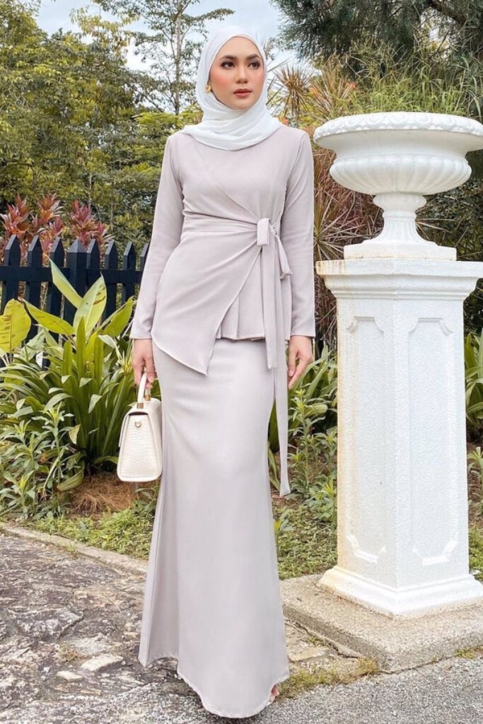 Rok Span dan baju abu abu cocok dengan jilbab warna putih