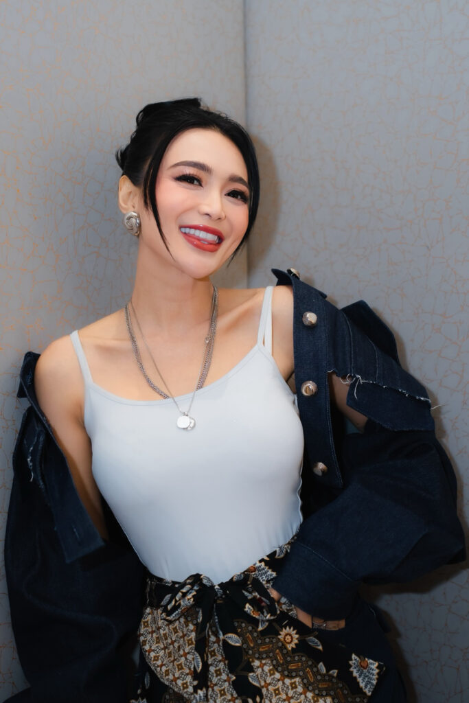 Wika Salim Seksi Tanktop Putih Ketat Pose Gigit Lidah