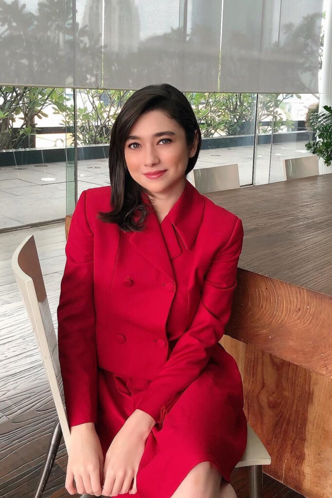 Amanda Rigby Manis Rambut Panjang Lesung Pipit