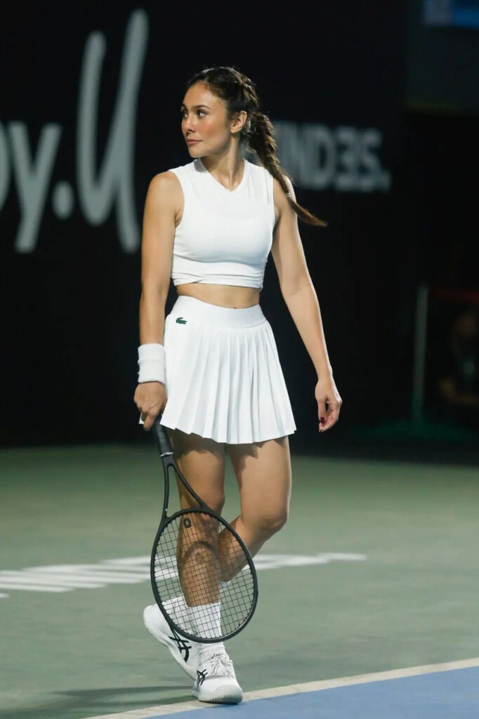 Artis Seksi Wulan Guritno Main Tenis