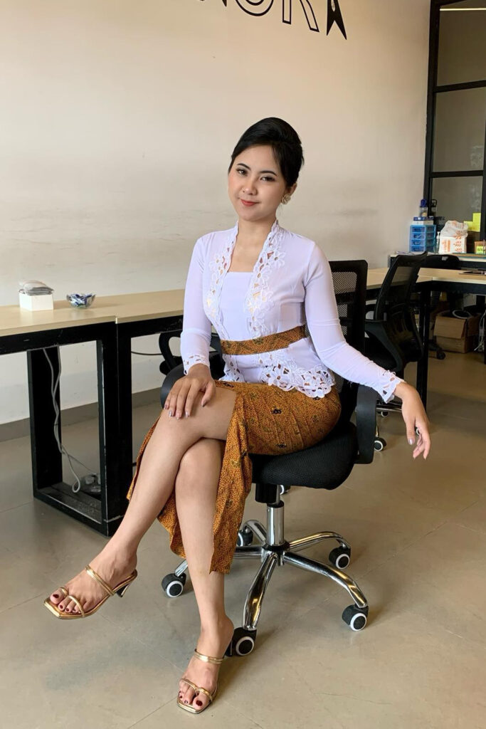 Avita Karina Good Ponsel Angel Seksi Sarung BAtik
