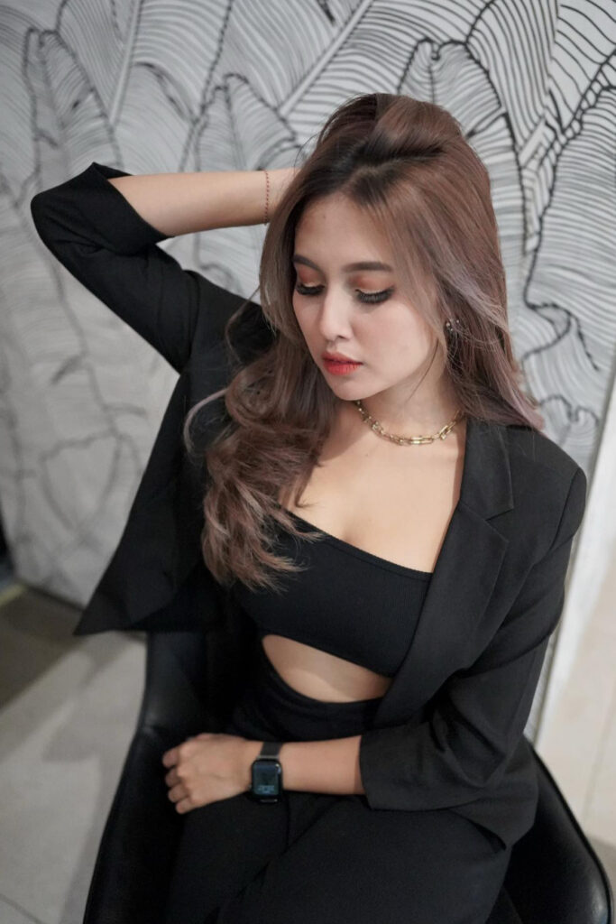 Bella Reforma Devi SPG Angel Good Ponsel Seksi Dada Indah
