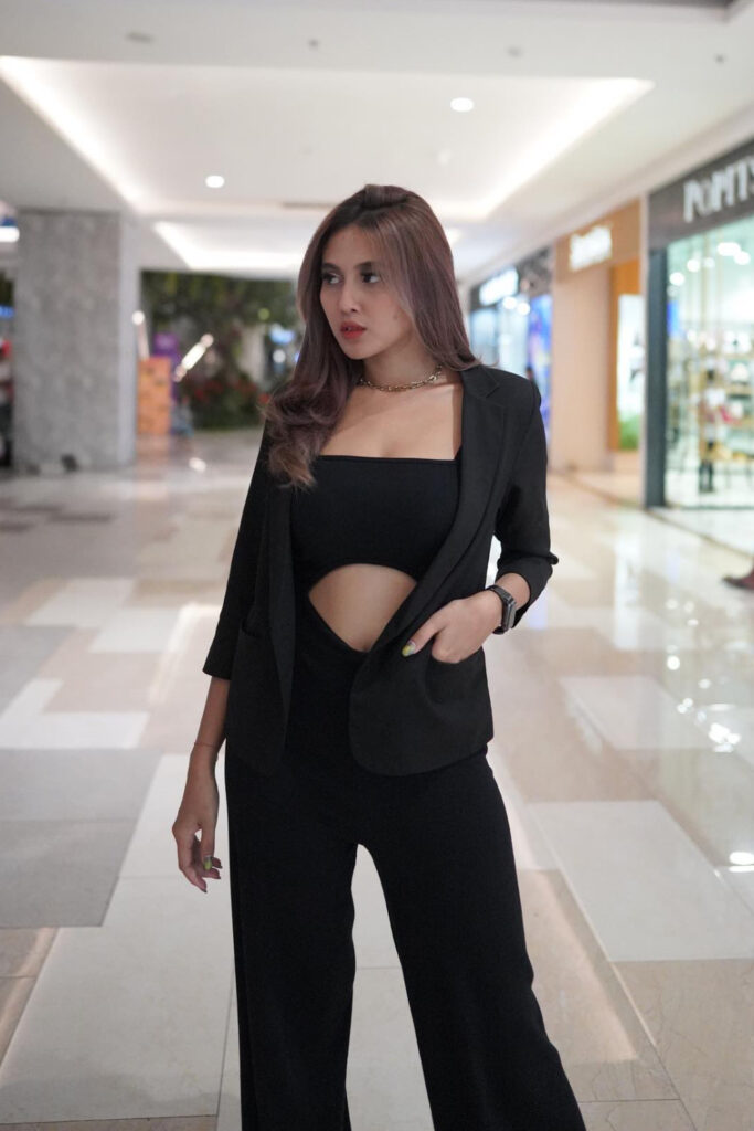 Bella Reforma Devi SPG Angel Good Ponsel Seksi Logo Tesla